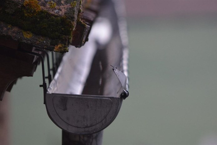 Policisté varují: Pozor na podvodné řemeslníky. Nabízejí výměnu okapů za výhodné ceny