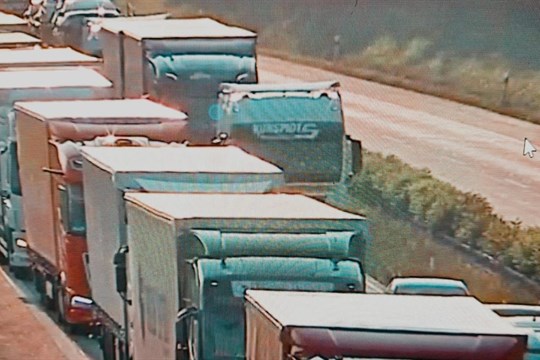 Ranní kolona nákladních vozidel na D5 před hraničním přechodem Rozvadov komplikovala provoz