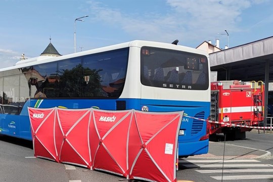 Seniorku srazil autobus, je těžce zraněná. Policisté hledají svědky!