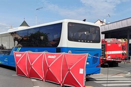 Seniorku srazil autobus, je těžce zraněná. Policisté hledají svědky!