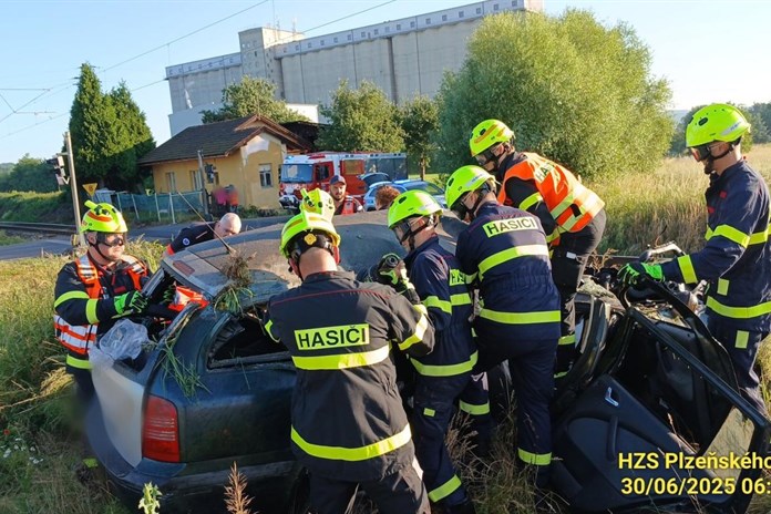 V Blovicích se srazil vlak s autem!