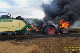 Velký požár na Domažlicku. Hořel traktor i pole, škoda zhruba 10...