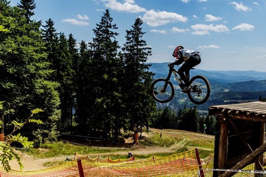 V iXS Downhill Cupu na šumavském Špičáku zabodovali Češi. Elitní kategorii mužů vyhrál Čepelák před Novotným, Nikola Volejníková byla stříbrná v ženách