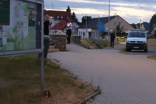 Cyklista naboural do reklamní tabule, nadýchal 2,5 promile a napadl záchranáře