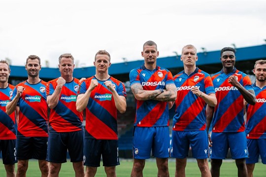 VIDEO: Víra, vášeň, vítězství. Viktoria Plzeň se vrací po deseti letech k šikmým pruhům