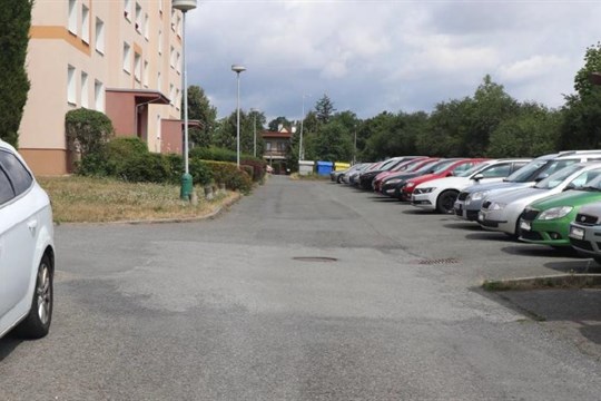 Neznámý řidič naboural auto a ujel. Policisté hledají svědky nehody