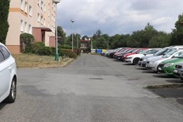 Neznámý řidič naboural auto a ujel. Policisté hledají svědky nehody