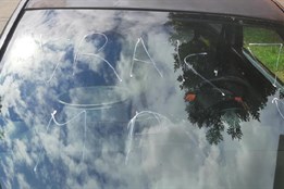 Krádež v baru i vandalismus na zaparkovaném voze aneb jak být...