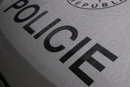 Muž z Klatov opakovaně volal linku 158, policistům nadával