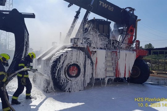 V Plané na Tachovsku hořel stroj na vyvážení dřeva, škoda je 16 milionů korun!