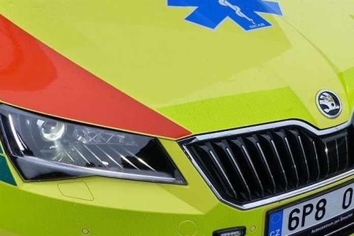 Auto dnes odpoledne v Domažlicích srazilo a vážně zranilo dva chodce