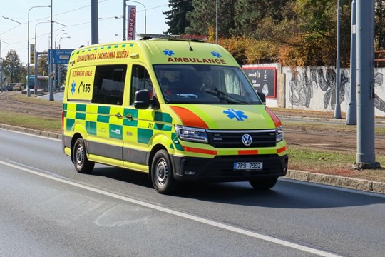 Cyklista havaroval u přechodu pro chodce. Mělo ho srazit nákladní auto!