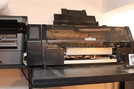 Neoprávněně prodával hrnečky i trička se známými logy. Hrozí mu až...