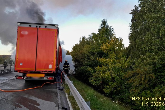 Dálnici D5 na Tachovsku uzavřel požár nákladního auta, hasiči se k místu obtížně dostávali