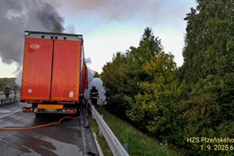Dálnici D5 na Tachovsku uzavřel požár nákladního auta, hasiči se k...