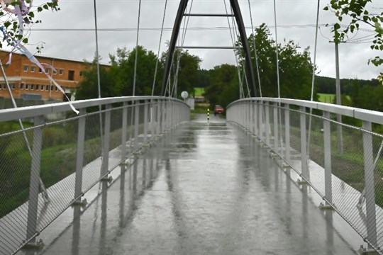 V Chotíkově otevřeli lávku pro pěší a cyklisty přes hlavní tah Plzeň-K. Vary