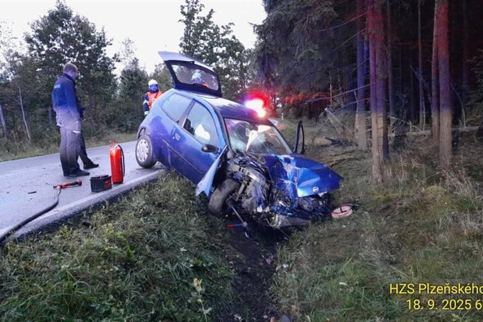 Mladý řidič přecenil své schopnosti a vylétl s autem ze zatáčky. Těžce se zranil