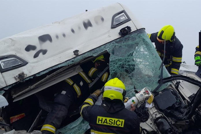 Dva kamiony se střetly u čerpací stanice na D5, provoz zastavil i přílet vrtulníku