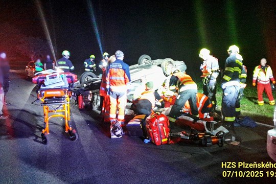 Při nehodě osobního auta u Nekmíře se těžce zranil muž, letěl pro něj vrtulník