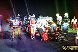 Při nehodě osobního auta u Nekmíře se těžce zranil muž, letěl pro...