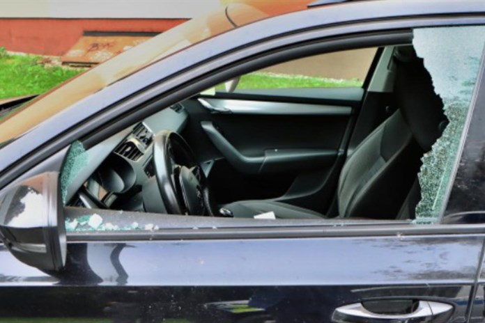 Auto není trezor, varují policisté. V Plzni řádí vykradači vozidel