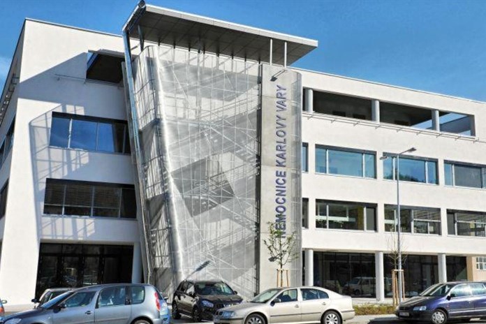 Karlovarský kraj posílá audit nemocnice policii. Má prověřit možné pochybení