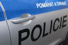Na nájezdu na dálnici se srazila dvě auta. Policisté shání řidiče,...