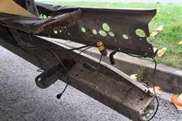 Neznámé auto nabouralo do odstaveného návěsu. Policisté hledají řidiče