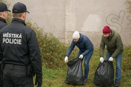 Chebští strážníci zapojují do úklidu osoby ze sociálně vyloučeného...