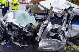 Srážku auta s kamionem odnesl řidič těžkým zraněním. Letěl pro něj...