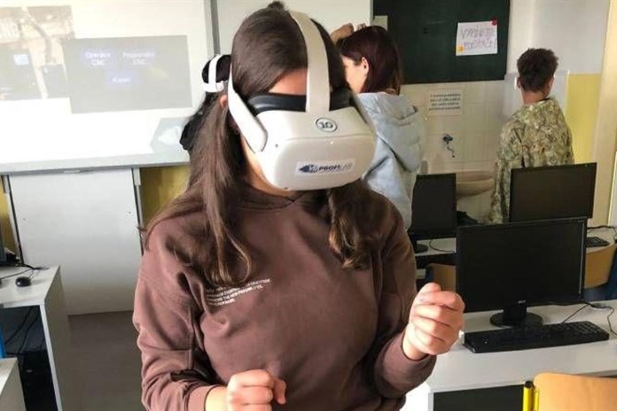 Studenti si v Karlovarském kraji zkoušejí třicet profesí díky virtuální realitě
