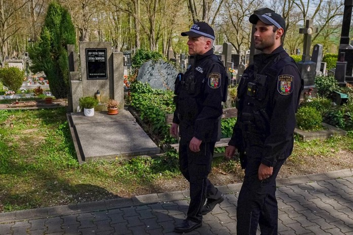 Strážníci posílí dohled na hřbitovech, blíží se Dušičky