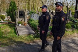 Strážníci posílí dohled na hřbitovech, blíží se Dušičky