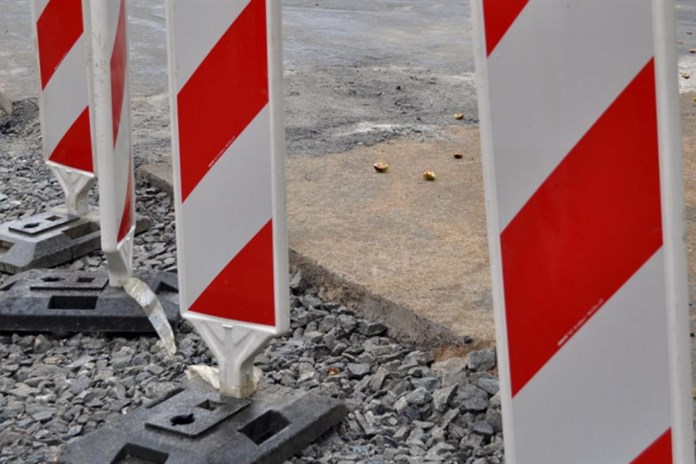 Na hlavním tahu u Draženova začíná oprava silnice a kruhového objezdu