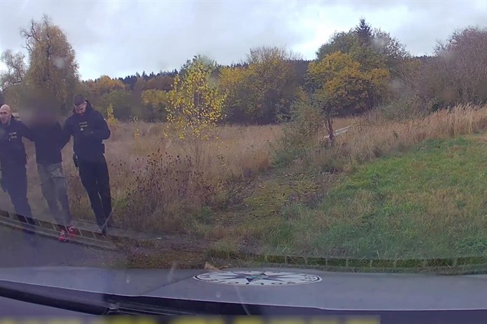Cizinec s platným zákazem řízení prchal před policisty. Skončil ve vazbě