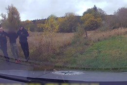 Cizinec s platným zákazem řízení prchal před policisty. Skončil ve...