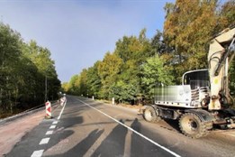 Zloděj si z rozestavěné silnice odnesl 15 dopravních značek i s...