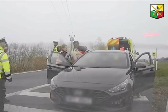 Rodíme, zastavil policisty na dálnici řidič auta