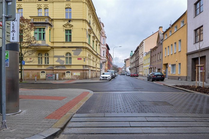 Ulice na Jižním Předměstí už je opravená, má novou vozovku i chodníky