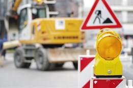 Oprava vozovky na Karlovarské částečně omezí dopravu z centra na...