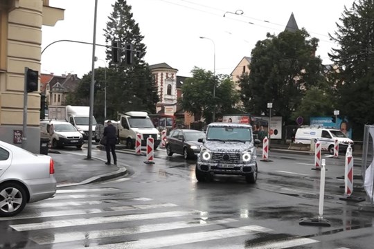 VIDEO: Začala rekonstrukce tramvajové trati na Klatovské. Řidiči trpí v kolonách, cestující musí přestupovat