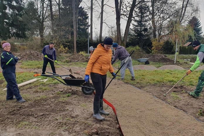 Obyvatelé Hroznětína proměňují zanedbaný pozemek. Díky podpoře získali 15 nových stromů