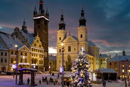 Nová vánoční výzdoba v Klatovech: Světelné komety i nasvícení Černé...