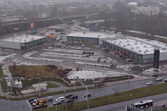 Po letech chátrání se Skleněné peklo mění v moderní obchodní centrum. OC Úslava se otevře už příští týden