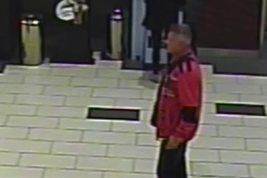 V bankomatu zůstalo volně ležet 16 tisíc, neznámý pachatel si je vzal a odešel