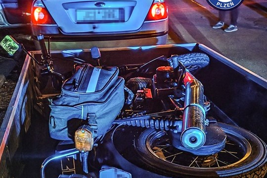 Noční drama na Skvrňanech: Posádka Fordu se pokusila strážníkům utéct, vezla kradenou motorku