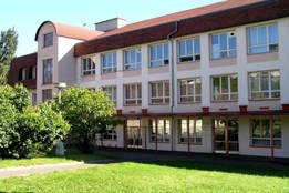 Prestižní spolupráce: Gymnázium Ostrov bude fakultní školou Univerzity Karlovy 