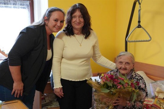 Paní Marie Sedláková oslavila 101 let. Vzpomínala na dětství i válečná léta 
