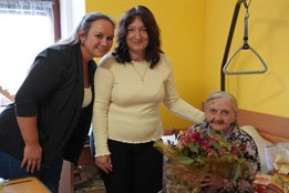 Paní Marie Sedláková oslavila 101 let. Vzpomínala na dětství i válečná léta 