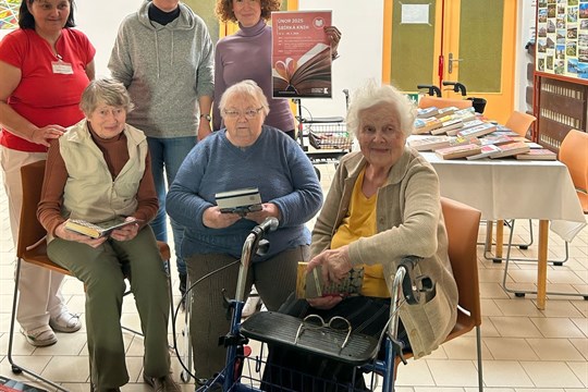 Darujte knihám druhý život. Západočeská univerzita sbírá četbu pro klienty s demencí